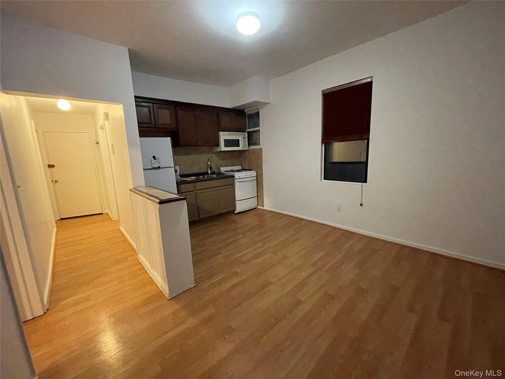 Photo of 90 Main Street #3R, Mineola, NY 11501 (MLS # 986375)