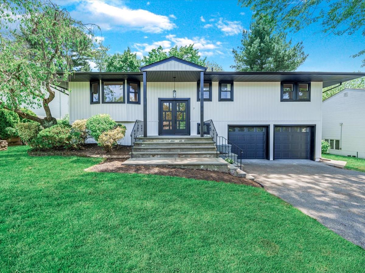7 Pal Way, Plainview, New York image 1