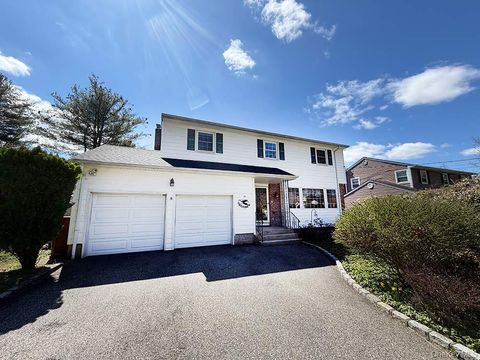 Homes For Sale - 20 Harby Drive<br/> Huntington, NY 11743