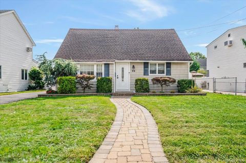 Photo of 99 W Cortland Avenue, Oceanside, NY 11572 (MLS # 919269)