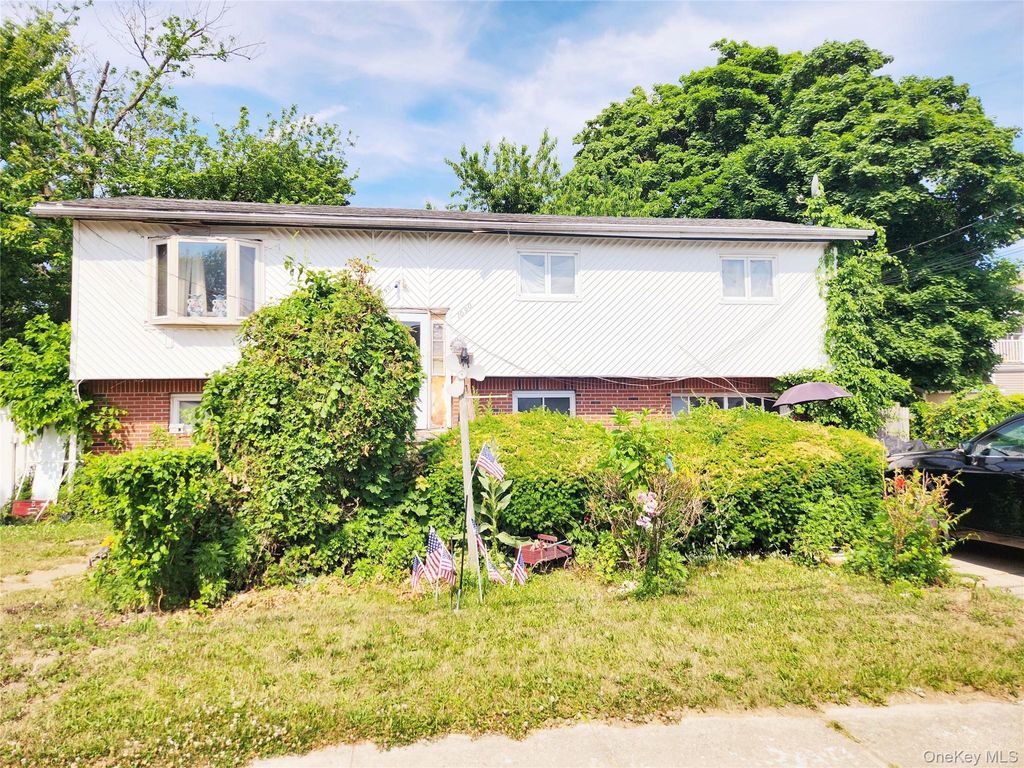 Photo of 1090 Pinebrook Ct, West Hempstead, NY 11552 (MLS # 942802)