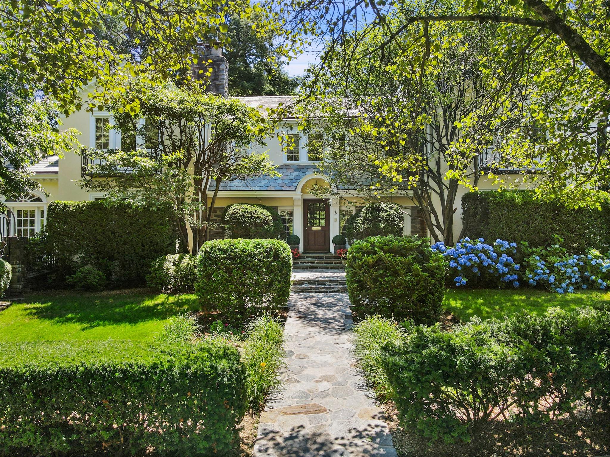 Moore Road, Bronxville, New York - 6 Bedrooms  
6.5 Bathrooms  
14 Rooms - 