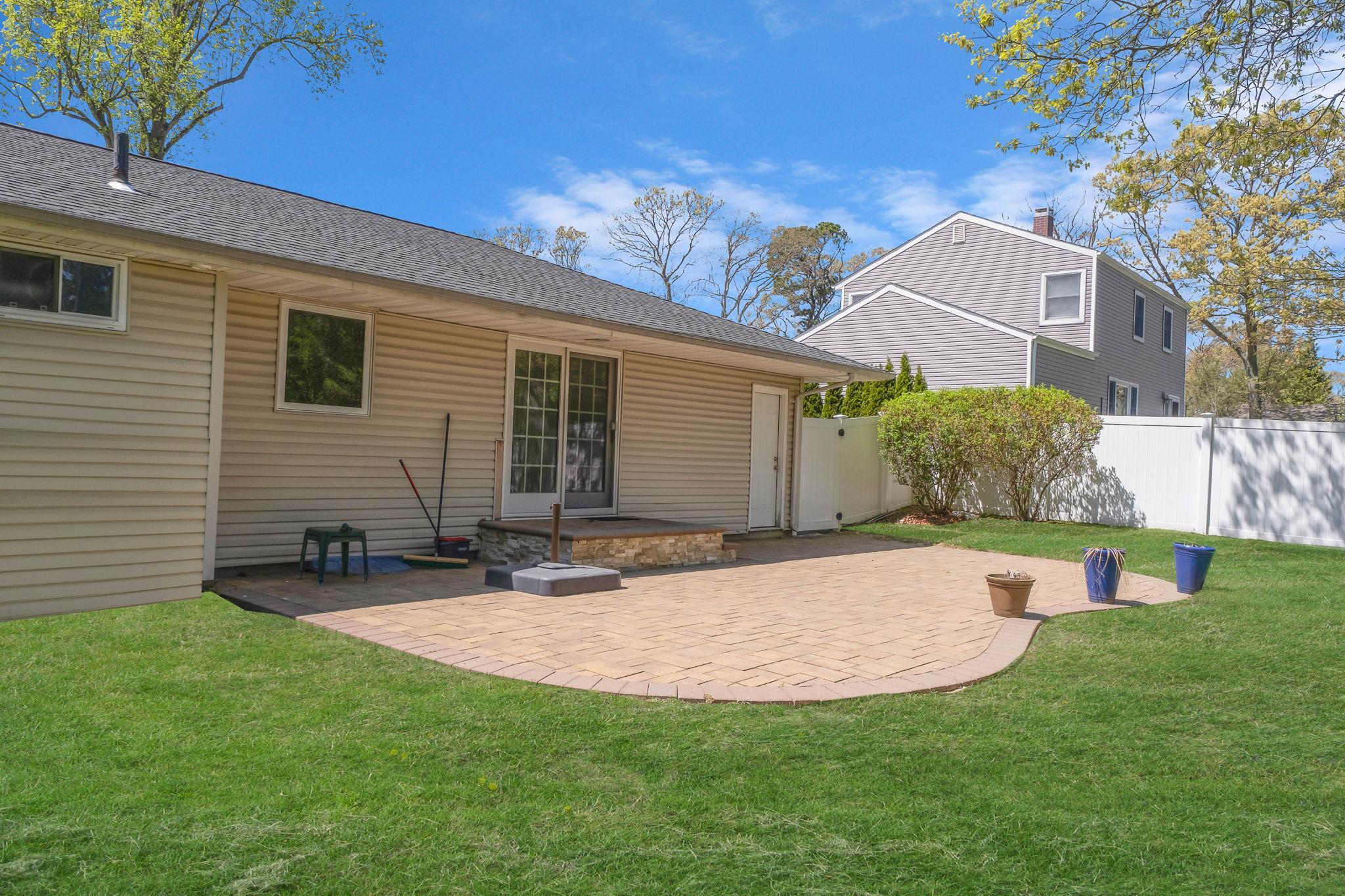 37 Balaton Avenue, Ronkonkoma, New York image 21
