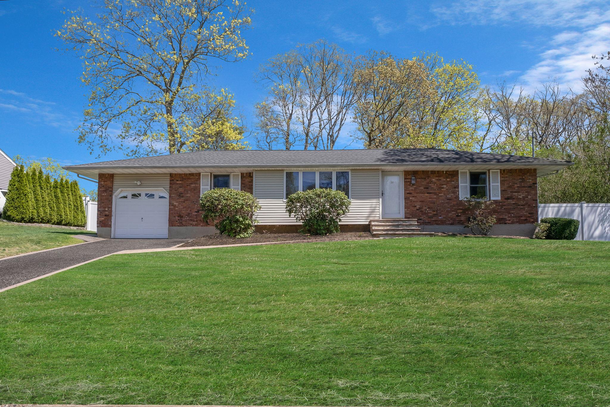 37 Balaton Avenue, Ronkonkoma, New York image 1