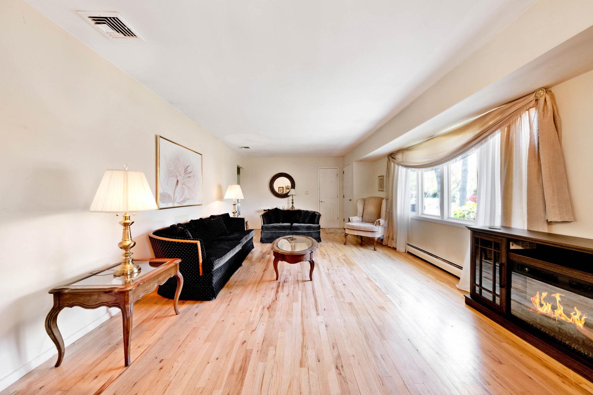 37 Balaton Avenue, Ronkonkoma, New York image 4