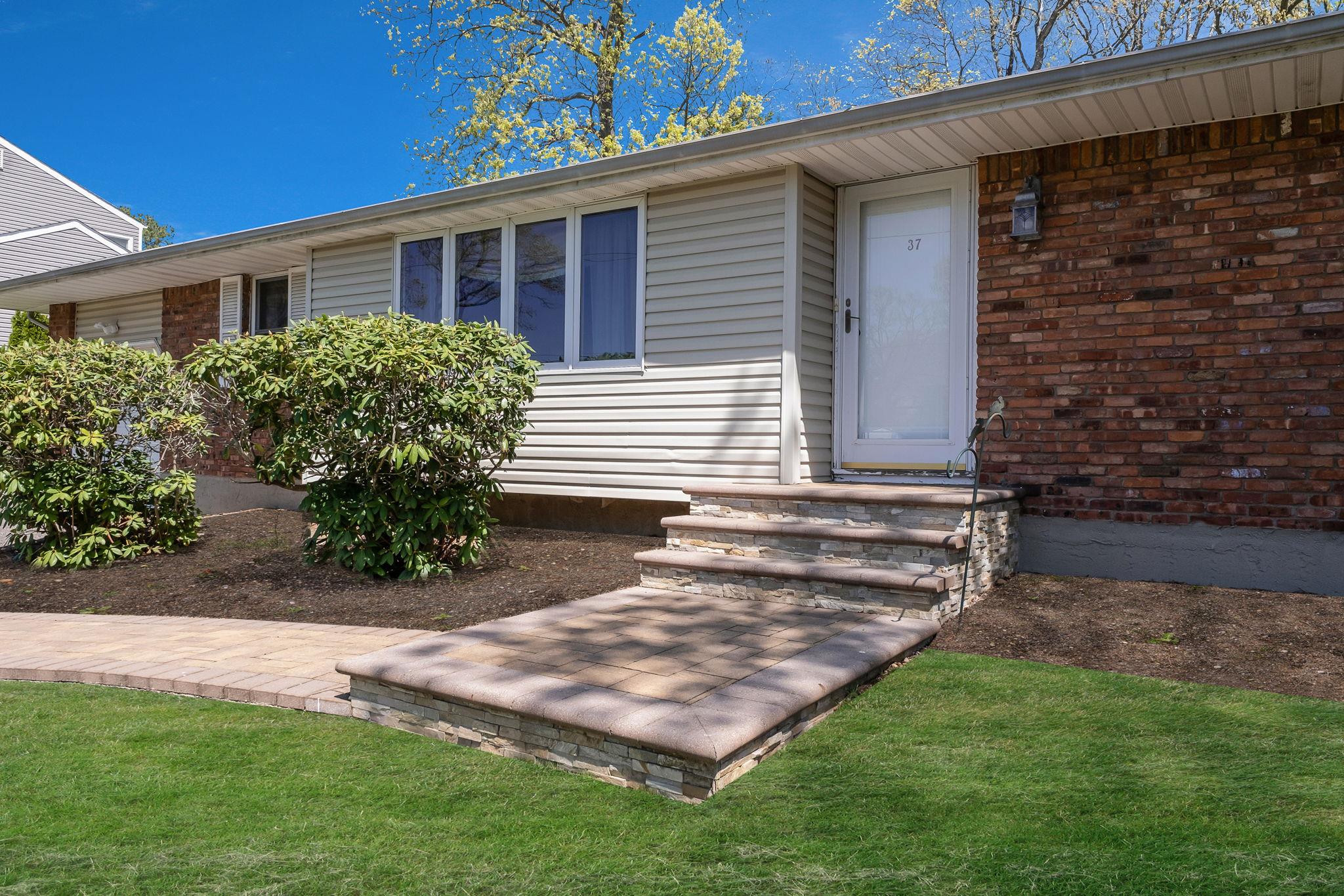 37 Balaton Avenue, Ronkonkoma, New York image 2