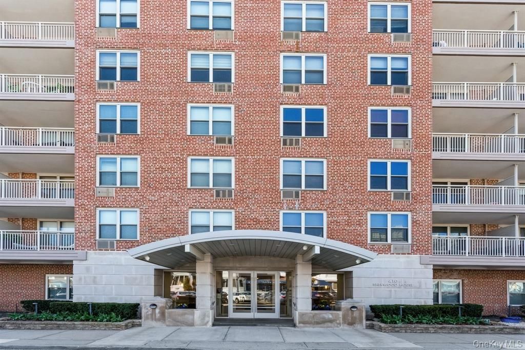 Photo of 410 E Broadway #4T, Long Beach, NY 11561 (MLS # 1026487)