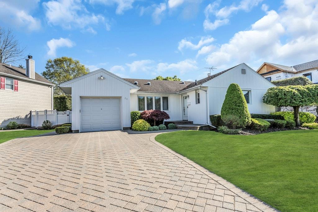 20 Doone Drive, Syosset, New York image 3
