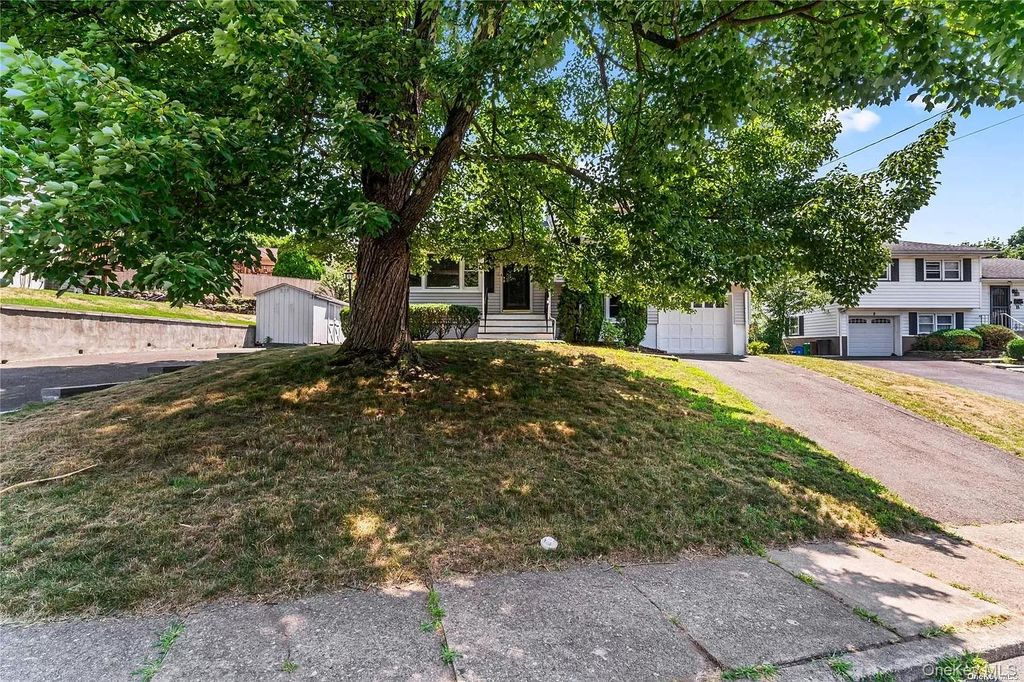 Photo of 6 Valley View Terrace, Suffern, NY 10901 (MLS # 984219)