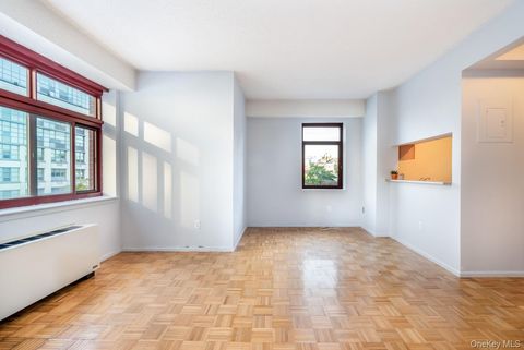 Photo of 4-74 48th Avenue #3BB, Long Island City, NY 11109 (MLS # 949822)