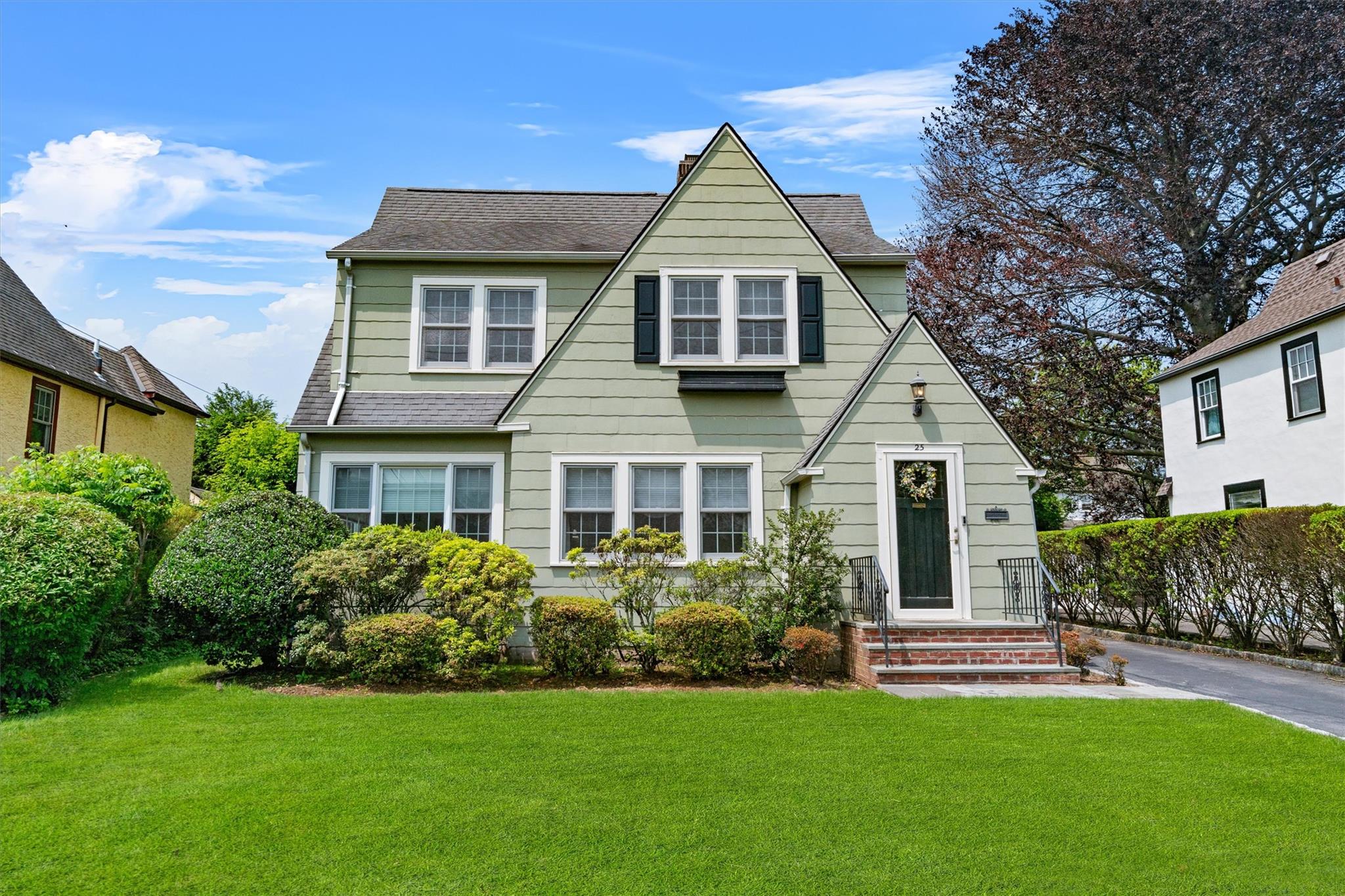 Property for Sale at Hazelton Drive, White Plains, New York - Bedrooms: 4 
Bathrooms: 2 
Rooms: 7  - $869,000
