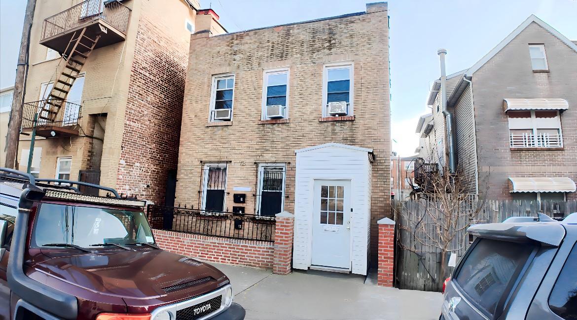 Rental Property at E 218th Street 1, Bronx, New York - Bedrooms: 4 
Bathrooms: 1 
Rooms: 7  - $4,000 MO.
