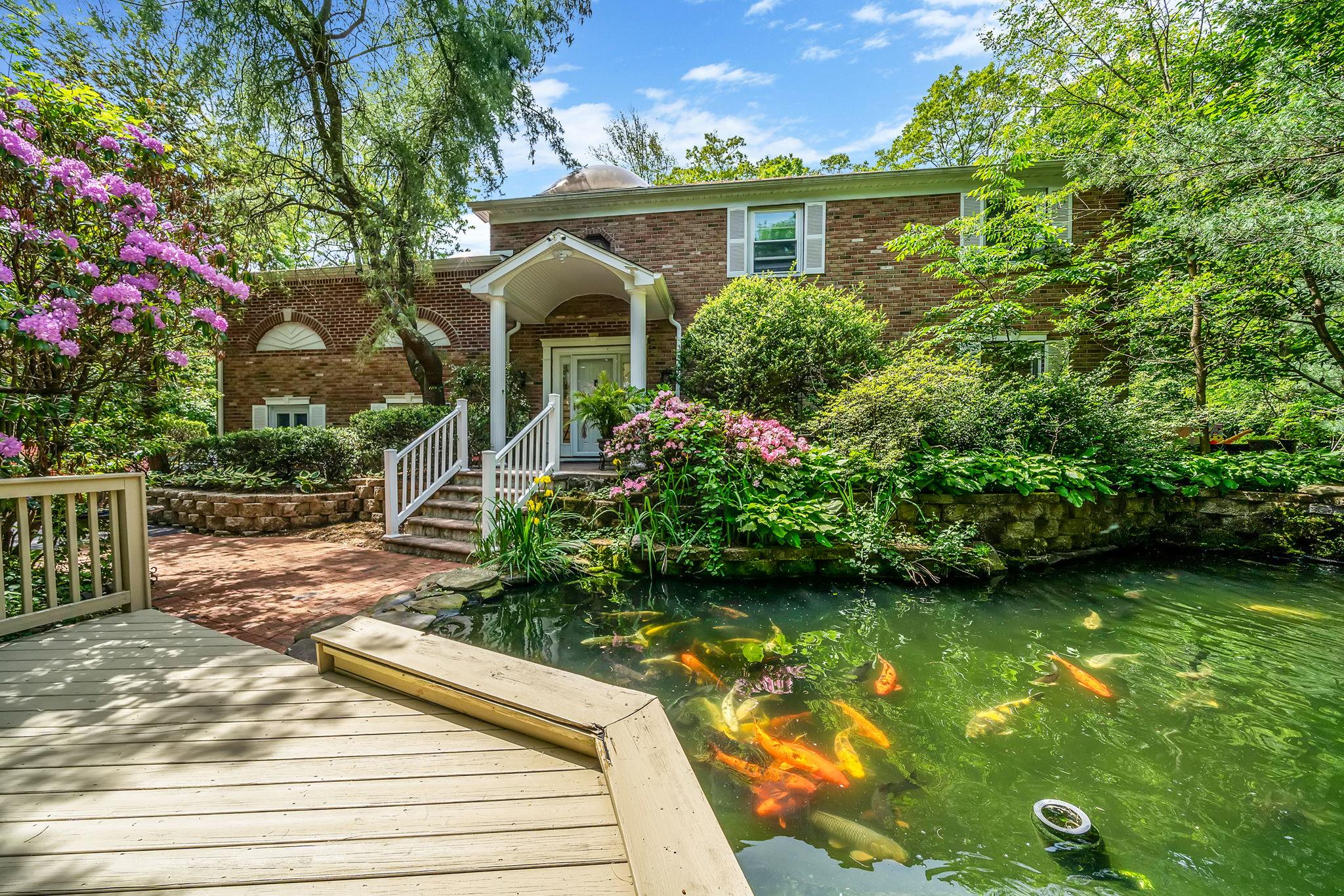25 Rustic Gate Lane, Dix Hills, New York image 1