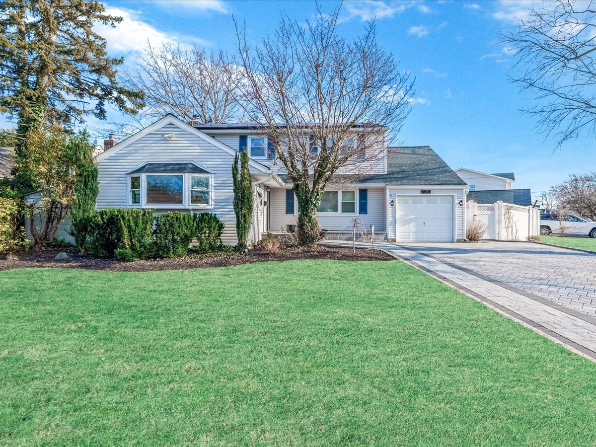 1019 Olympia Road, North Bellmore, New York image 1