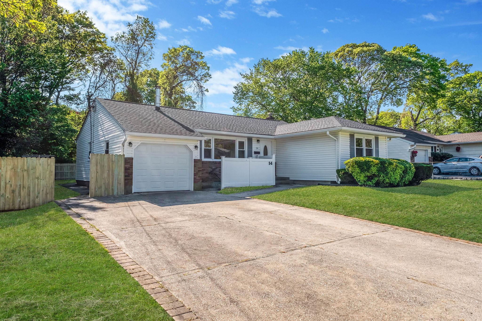 14 Center Street, Ronkonkoma, New York image 1
