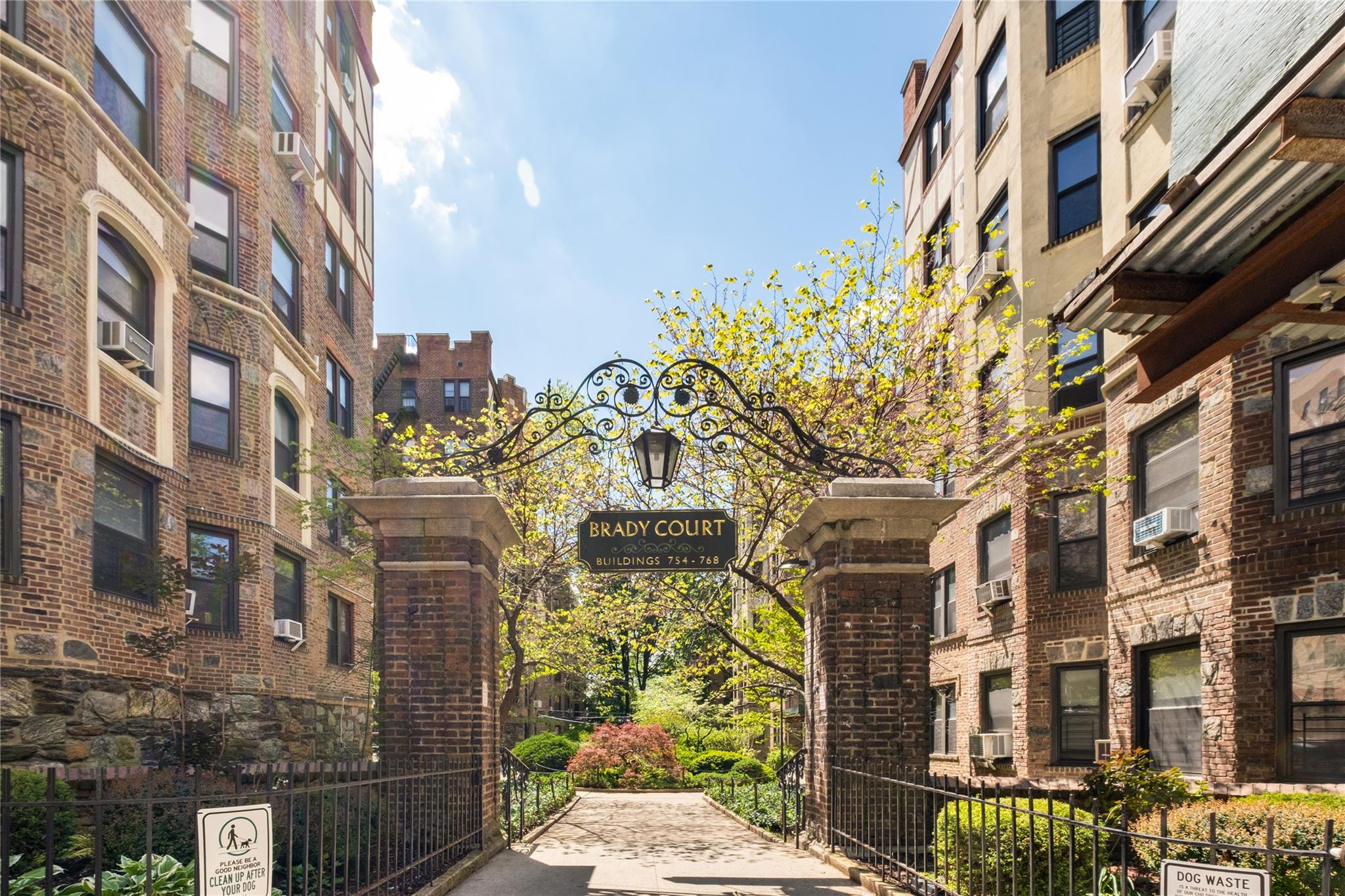 Brady Avenue Avenue 417, Bronx, New York - 2 Bedrooms  
1 Bathrooms  
4 Rooms - 