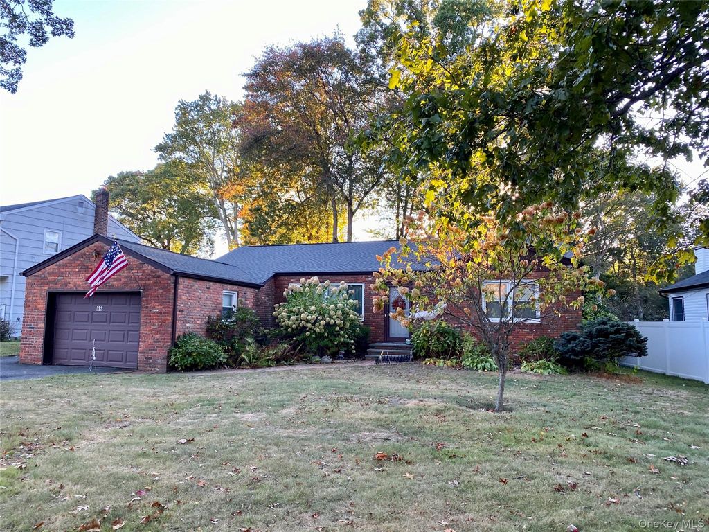 Photo of 65 Oak Avenue, Huntington Station, NY 11746 (MLS # 922559)