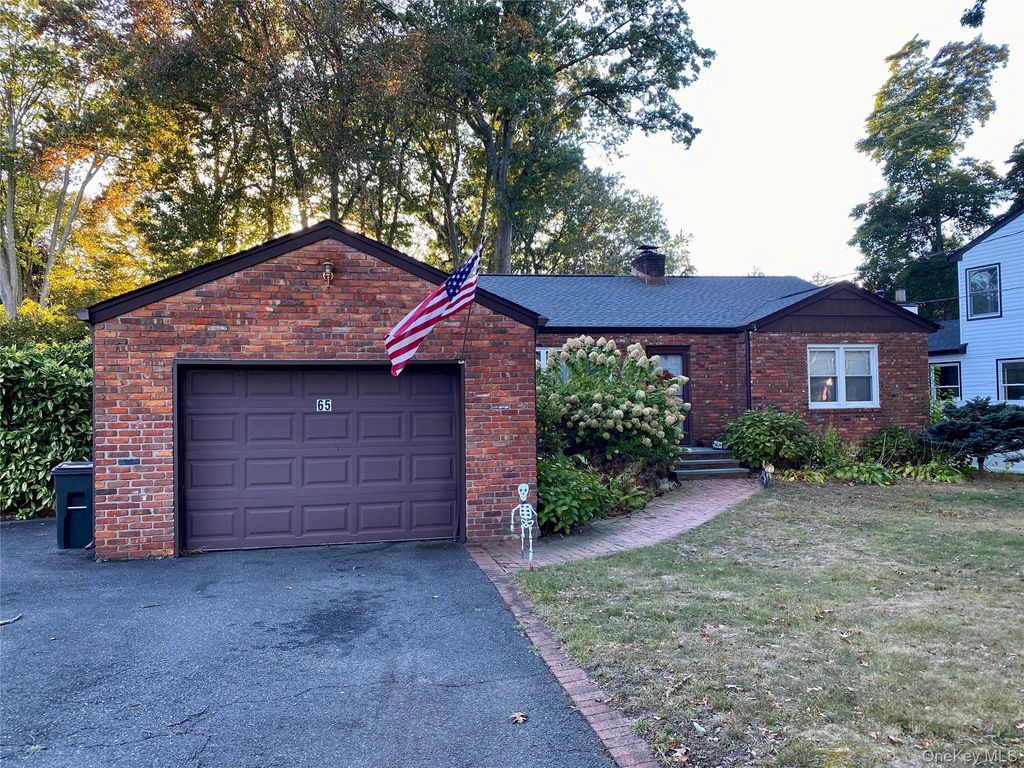 Photo of 65 Oak Avenue, Huntington Station, NY 11746 (MLS # 922559)