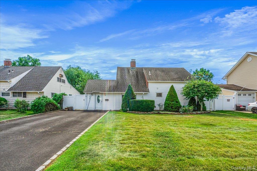 Photo of 236 Duckpond Drive S, Wantagh, NY 11793 (MLS # 922762)