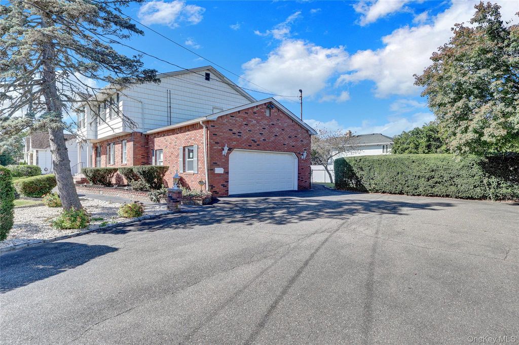 Photo of 1538 10th Street, West Babylon, NY 11704 (MLS # 926598)