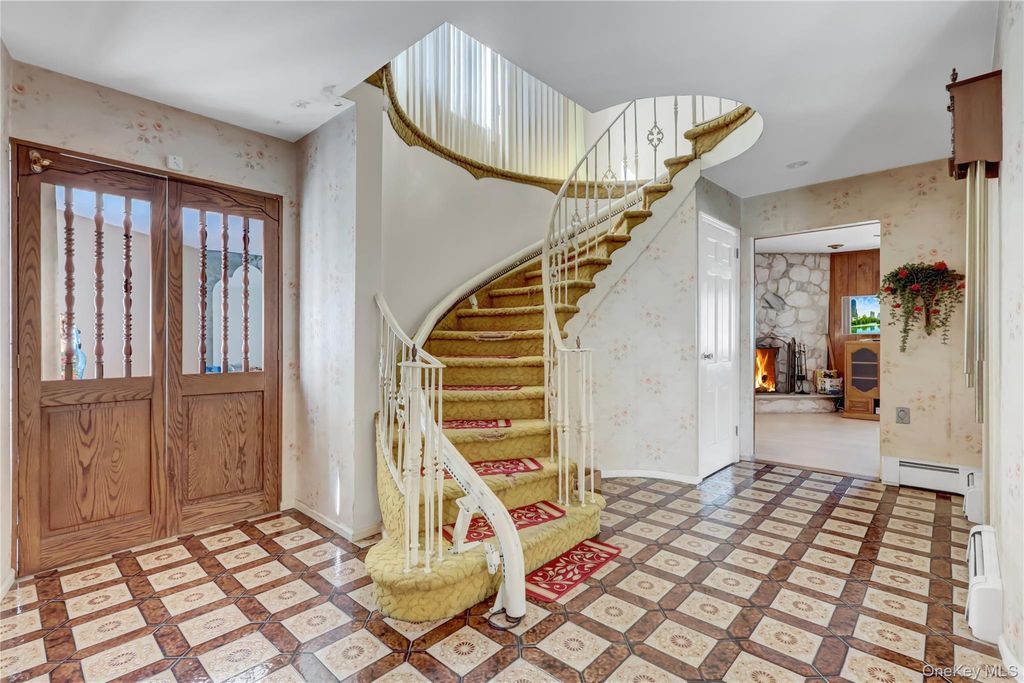 Photo of 1538 10th Street, West Babylon, NY 11704 (MLS # 926598)