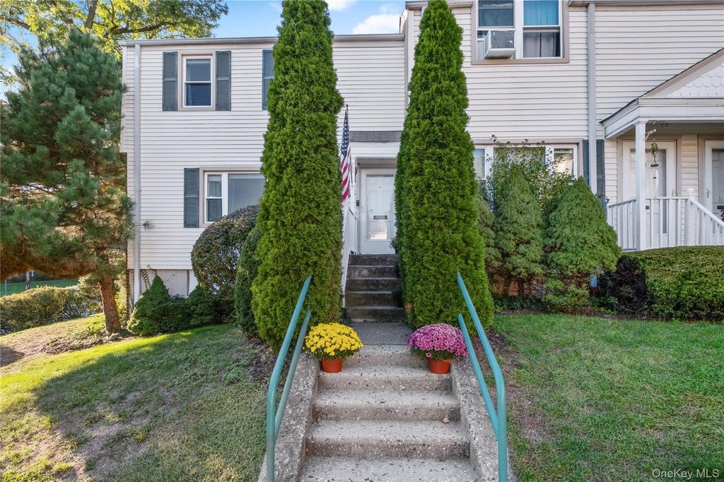 Photo of 737 Tuckahoe Road #22, Yonkers, NY 10710 (MLS # 921945)