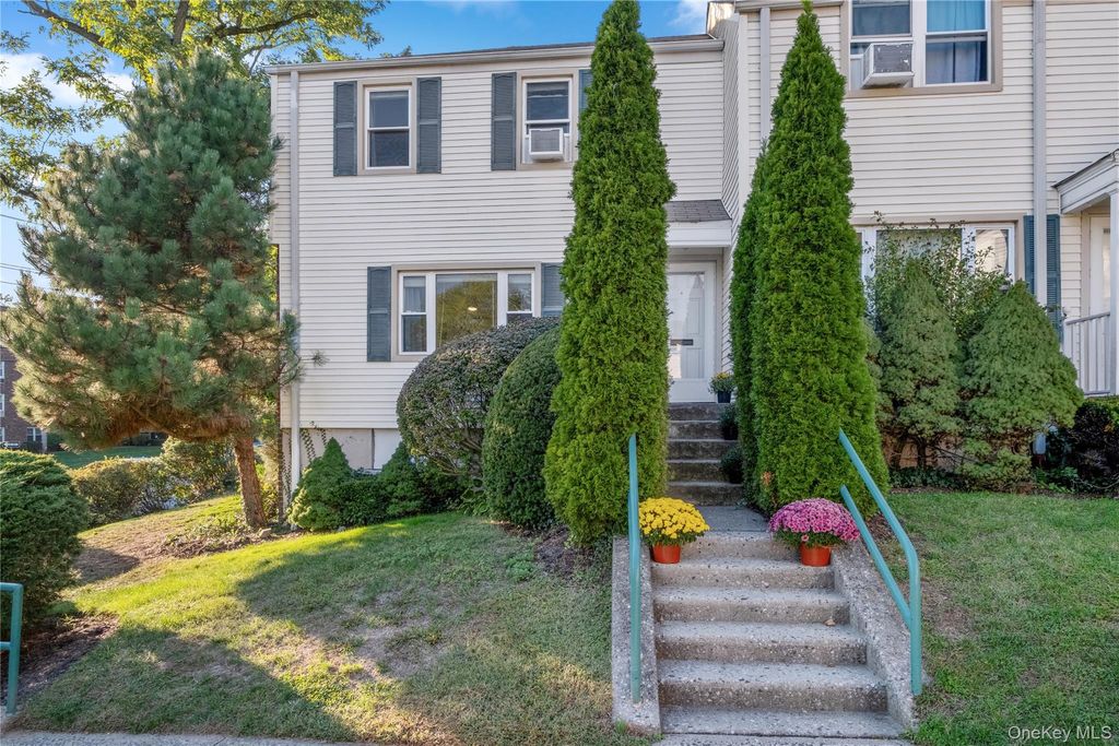 Photo of 737 Tuckahoe Road #22, Yonkers, NY 10710 (MLS # 921945)