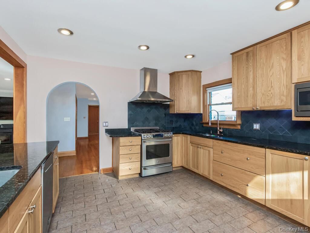 Photo of 111 Alta Avenue, Yonkers, NY 10705 (MLS # 954405)