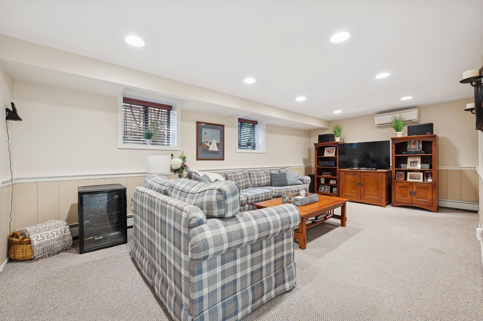 86 Roosevelt Street, Garden City, New York image 18