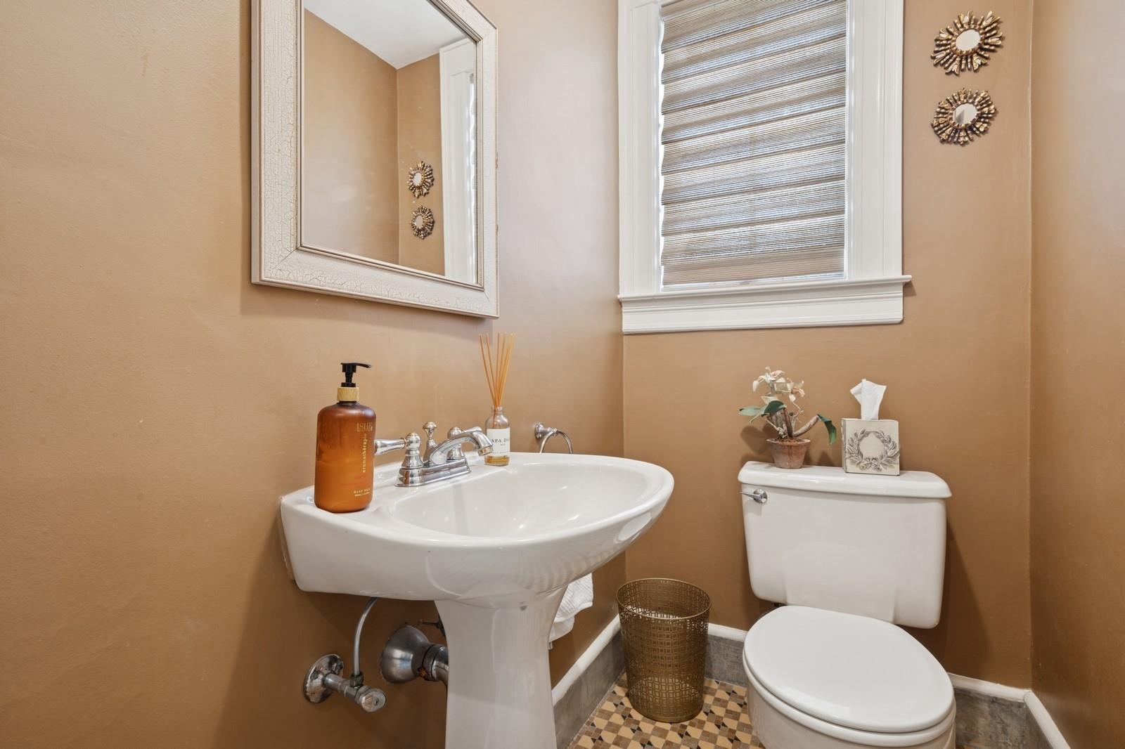86 Roosevelt Street, Garden City, New York image 12