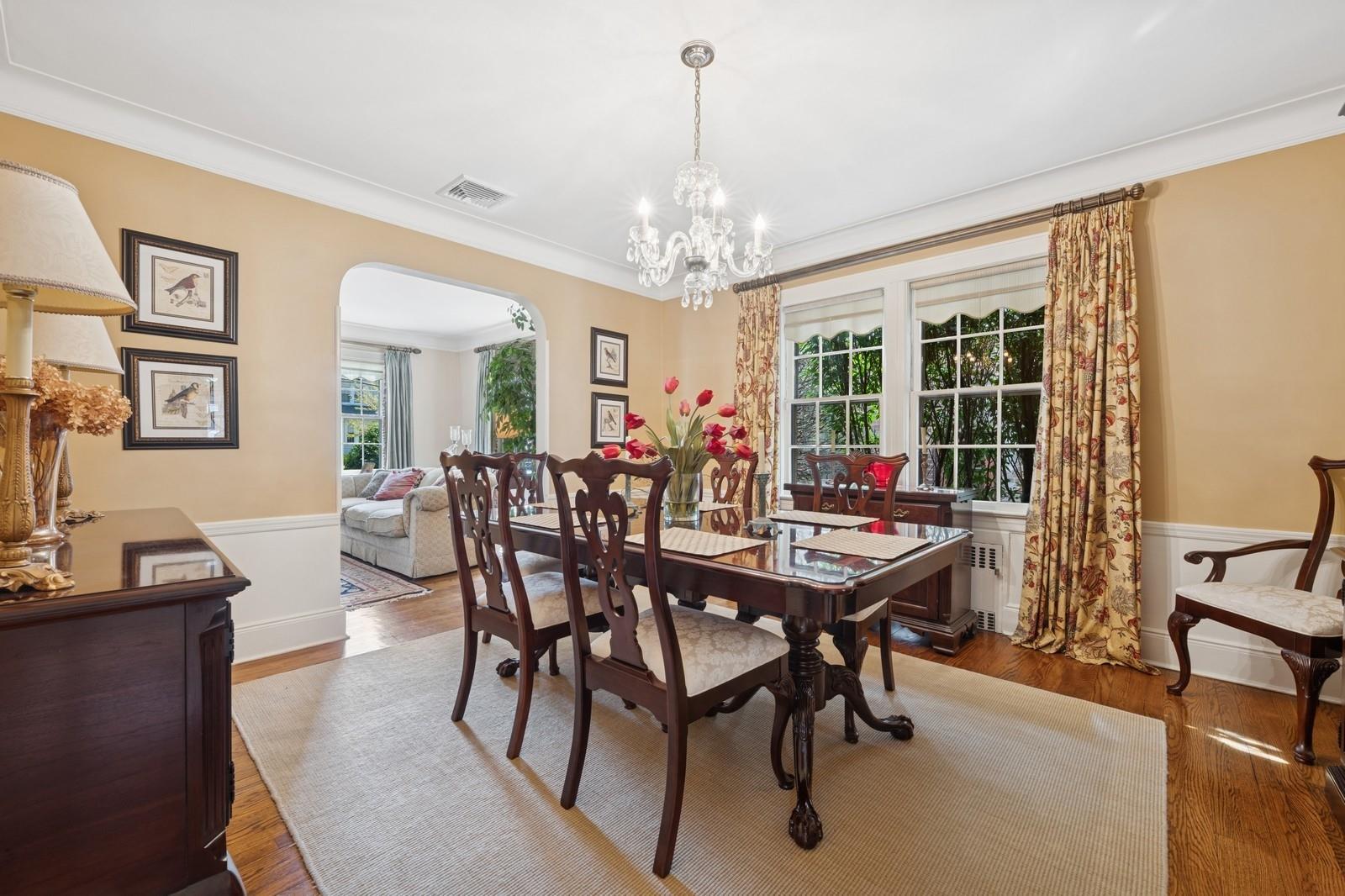 86 Roosevelt Street, Garden City, New York image 7