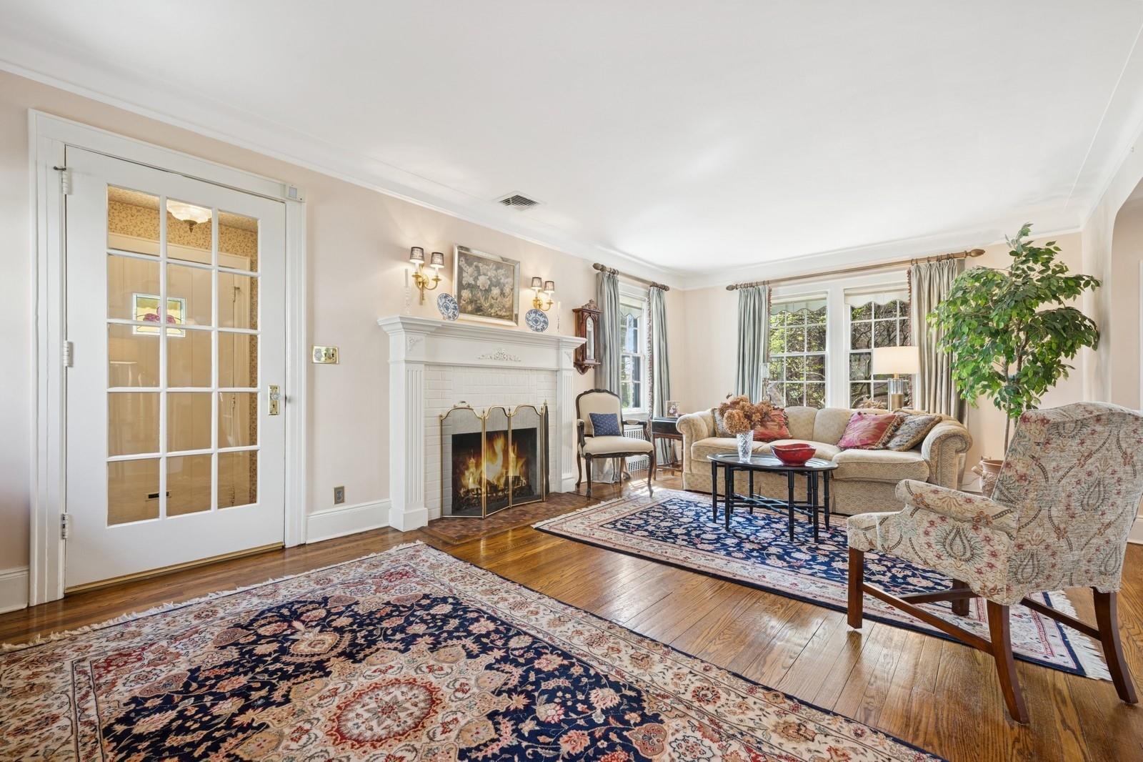 86 Roosevelt Street, Garden City, New York image 3