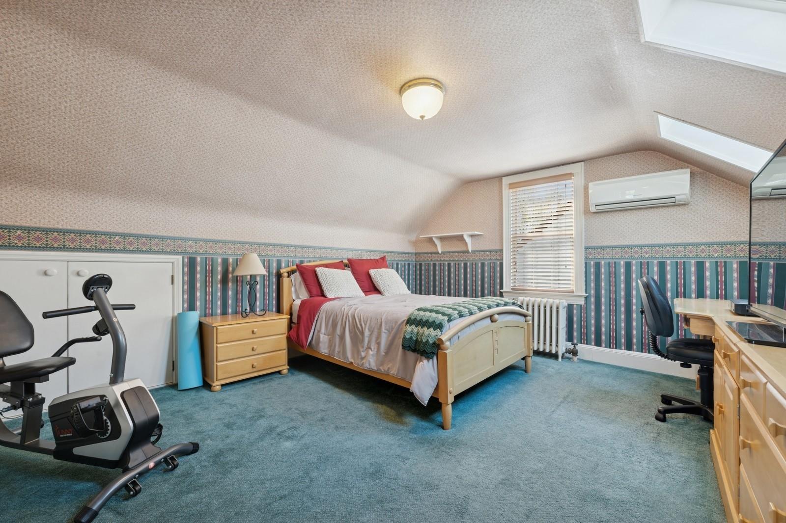 86 Roosevelt Street, Garden City, New York image 17