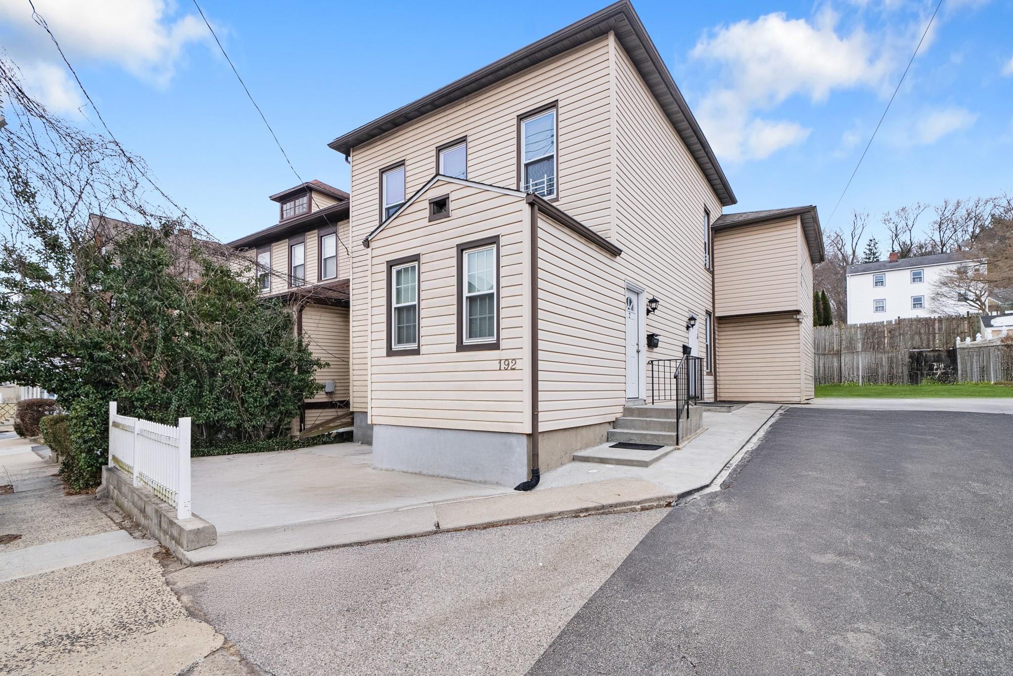 Rental Property at Ashford Avenue 1, Dobbs Ferry, New York - Bedrooms: 3 
Bathrooms: 1 
Rooms: 5  - $3,950 MO.