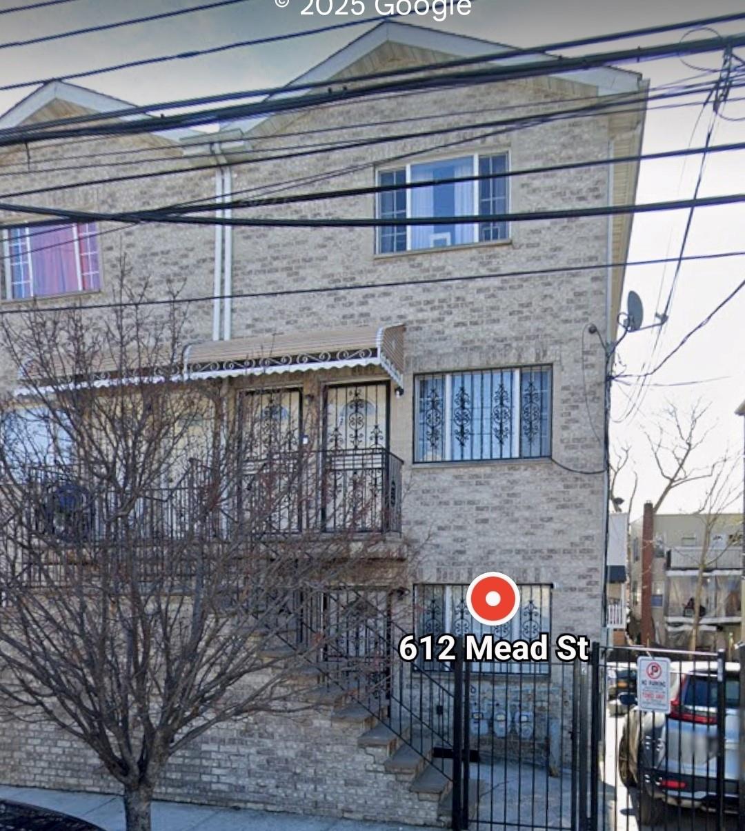 Mead Avenue, Bronx, New York - 5 Bedrooms  
1 Bathrooms - 