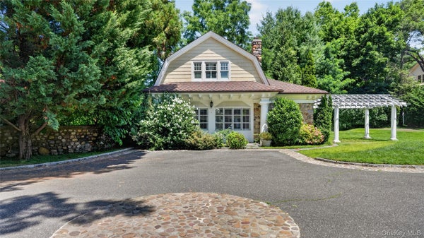 1058 PLANDOME RD, MANHASSET, NY 11030 - Image f362d27ec04fdbb5a8a83f9da60fd2c5/888987129
