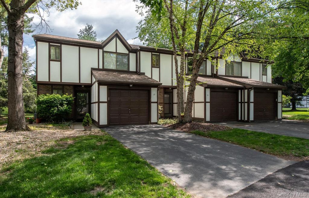Photo of 21 Topaz Run, Poughkeepsie, NY 12603 (MLS # 1003651)
