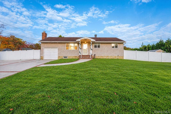 621 CONNETQUOT AVE, ISLIP TERRACE, NY 11752 - Image f38aa93ccdb00fb2e55fe7fdcc611b3c/831107974