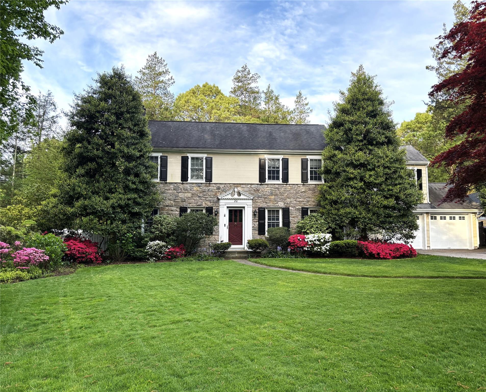 Hemlock Drive, Sleepy Hollow, New York - 5 Bedrooms  
5 Bathrooms  
10 Rooms - 