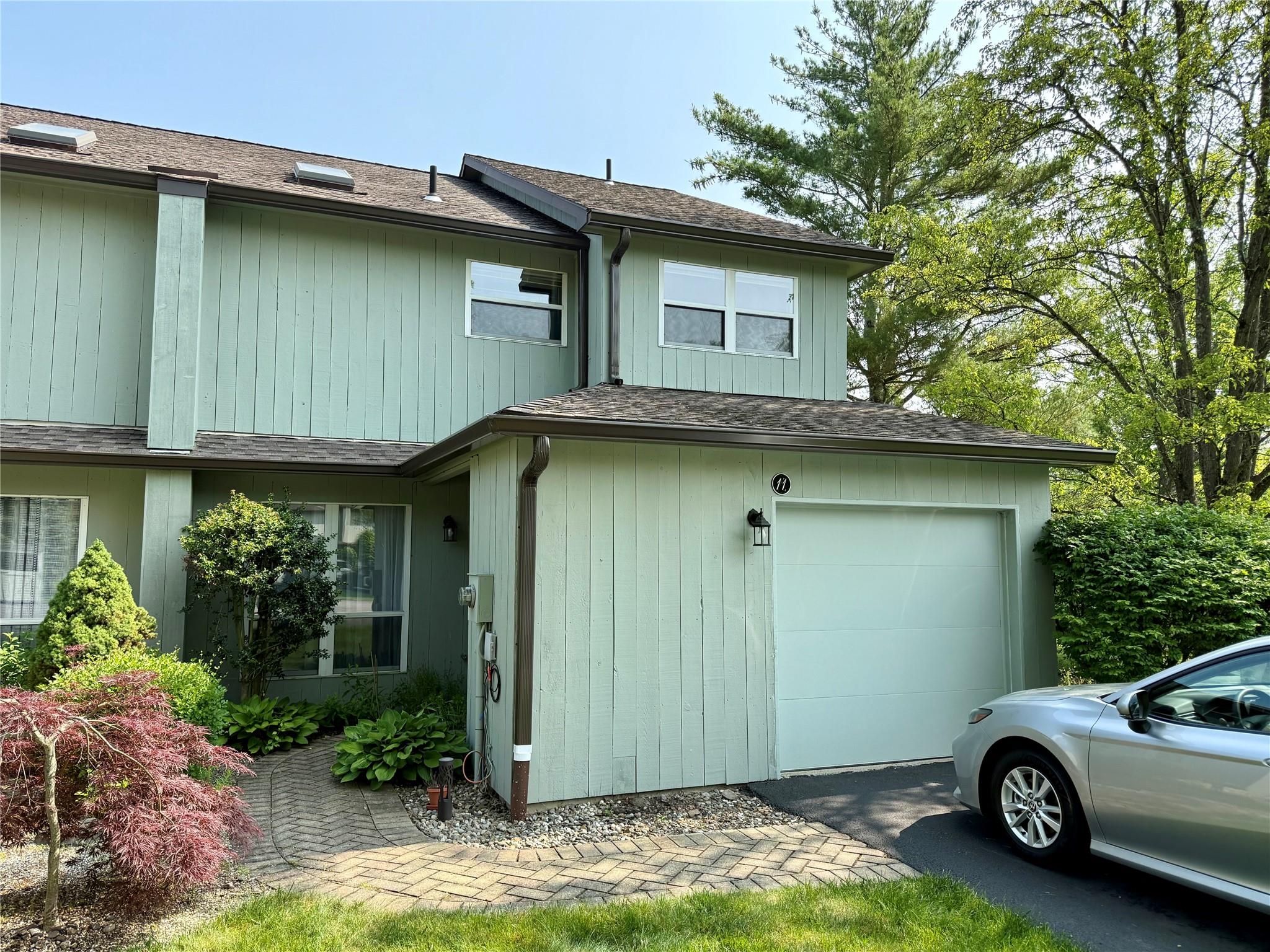 Rental Property at Creek Circle, Rhinebeck, New York - Bedrooms: 2 
Bathrooms: 3 
Rooms: 5  - $3,300 MO.