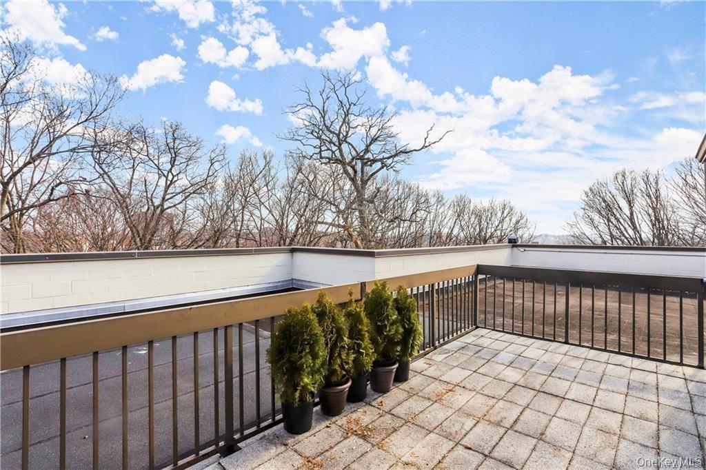 1374 Midland Avenue PH07