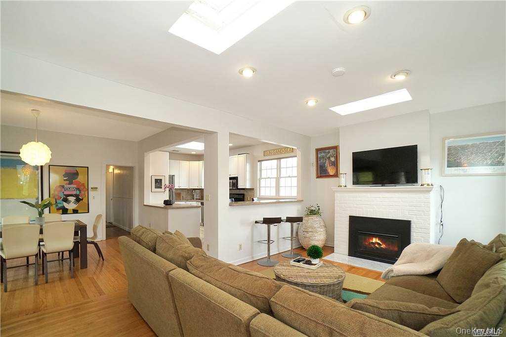 215 Roosevelt Boulevard