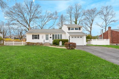 Homes For Sale - 41 Peachtree Lane<br/> Huntington Station, NY 11746