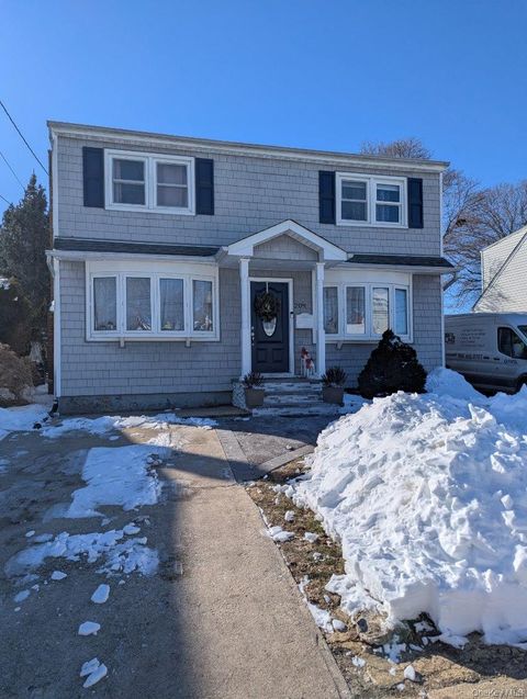 Photo of 209 S 11th Street, Lindenhurst, NY 11757 (MLS # 957250)