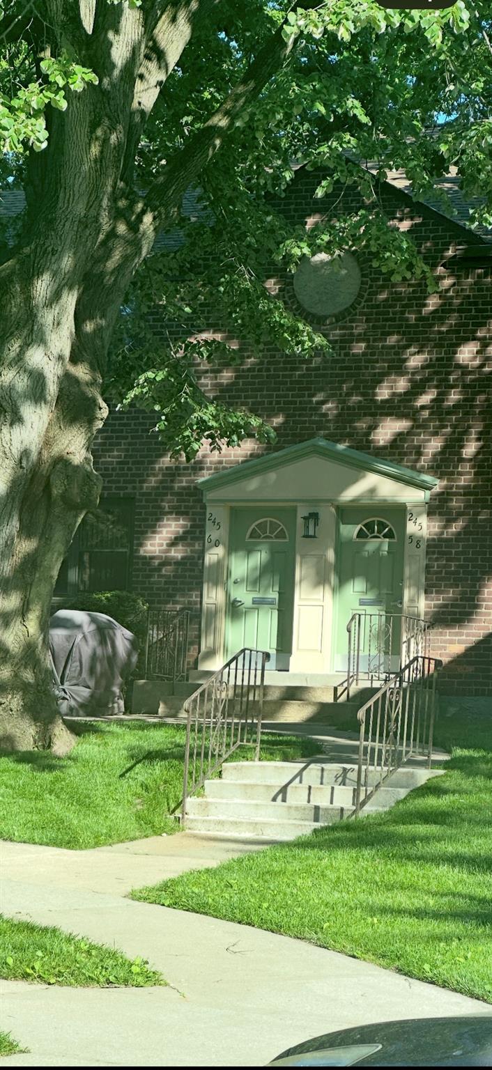 62nd Avenue F-5, Little Neck, Queens, NY - 2 Bedrooms  
1 Bathrooms  
5 Rooms - 