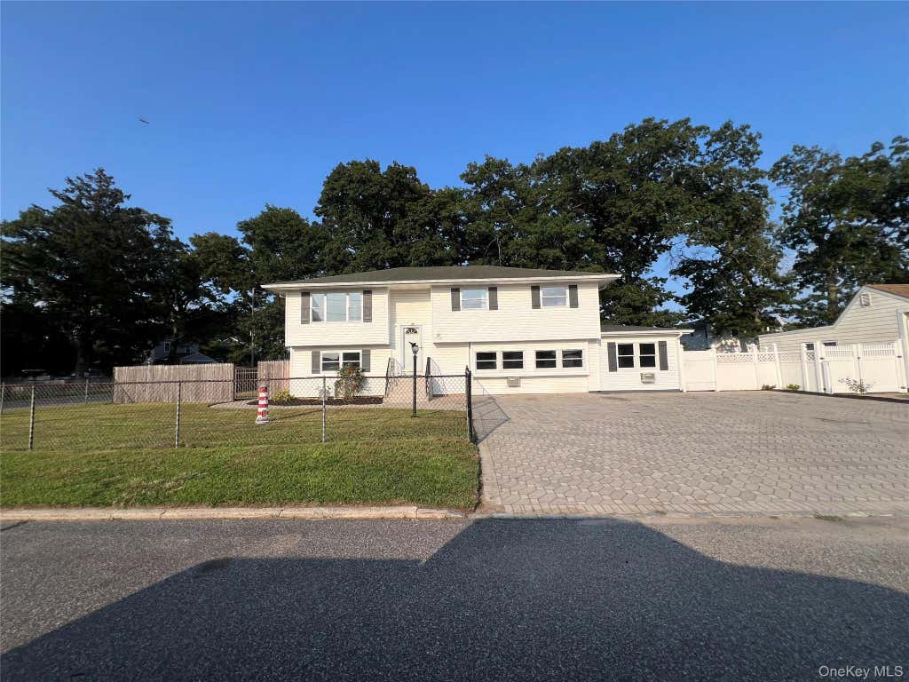 Photo of 226 14th Avenue, West Babylon, NY 11704 (MLS # 1040189)