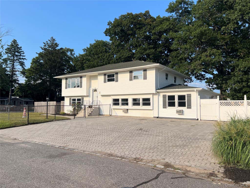 Photo of 226 14th Avenue, West Babylon, NY 11704 (MLS # 1040189)
