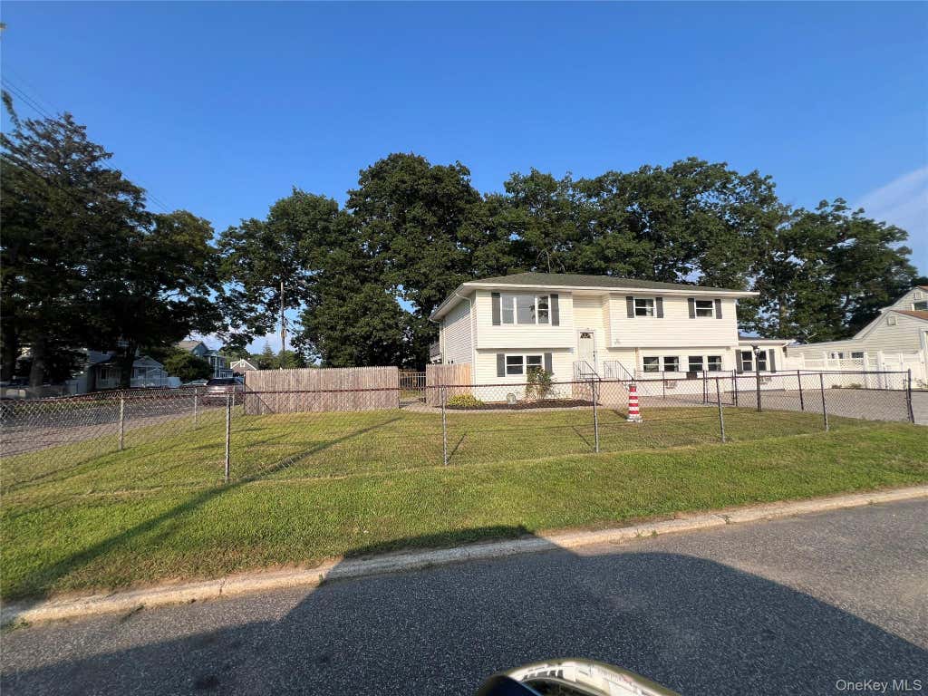 Photo of 226 14th Avenue, West Babylon, NY 11704 (MLS # 1040189)
