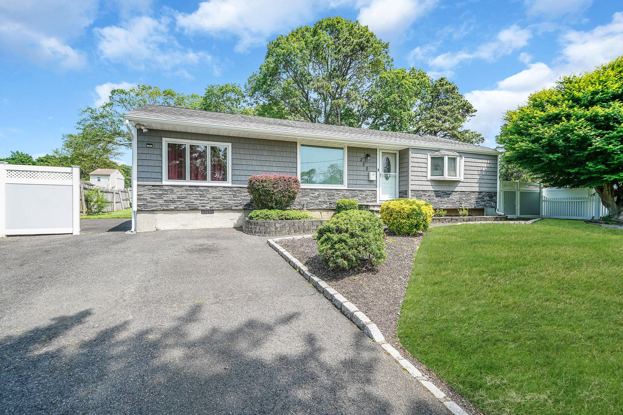 250 Fruitwood Lane, Central Islip, New York image 3