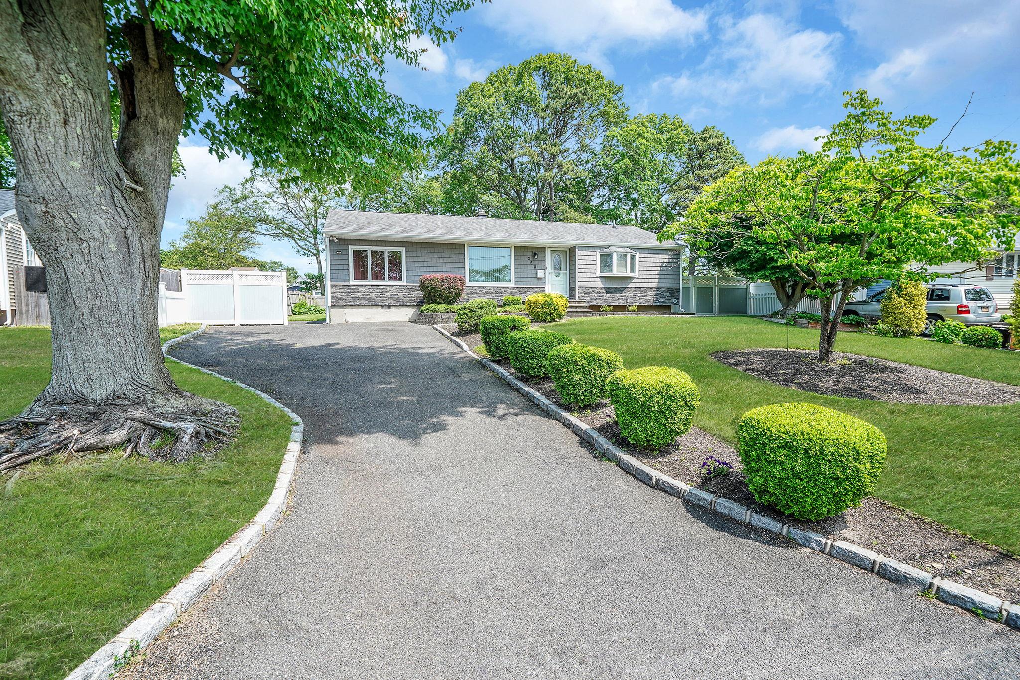250 Fruitwood Lane, Central Islip, New York image 2